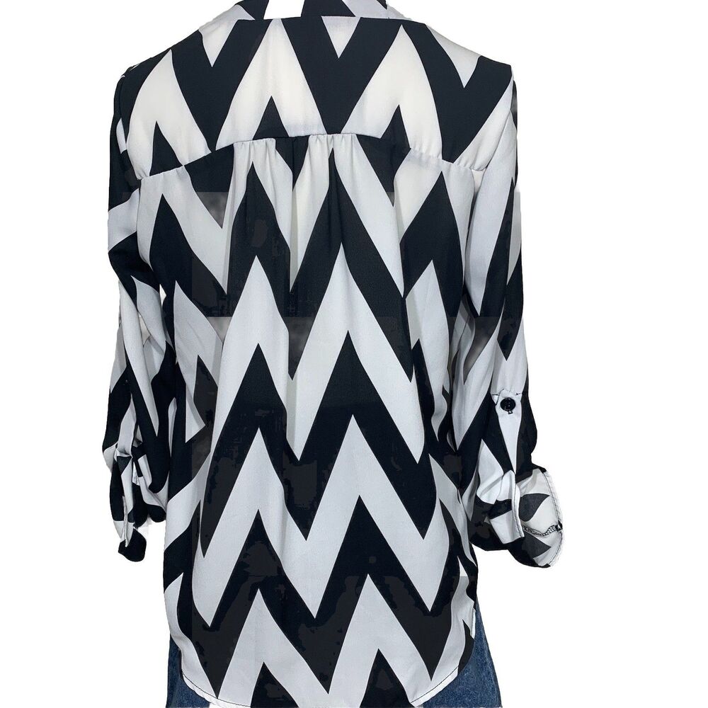 Charlotte Russe Blouse Womens Small Black White Chevron Roll Tab V-Neck Top - Picture 4 of 6
